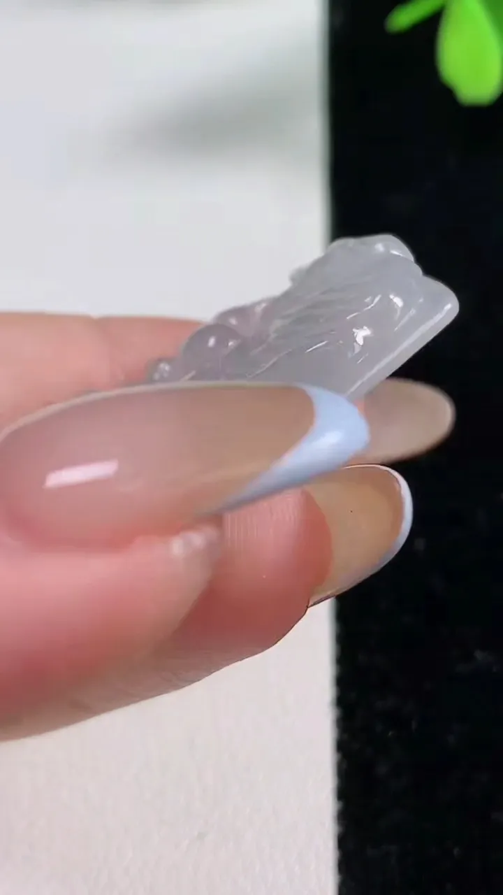 天然A货翡翠生肖虎吊坠，尺寸39-27.6-5.6，重量:12.16g
11月4日