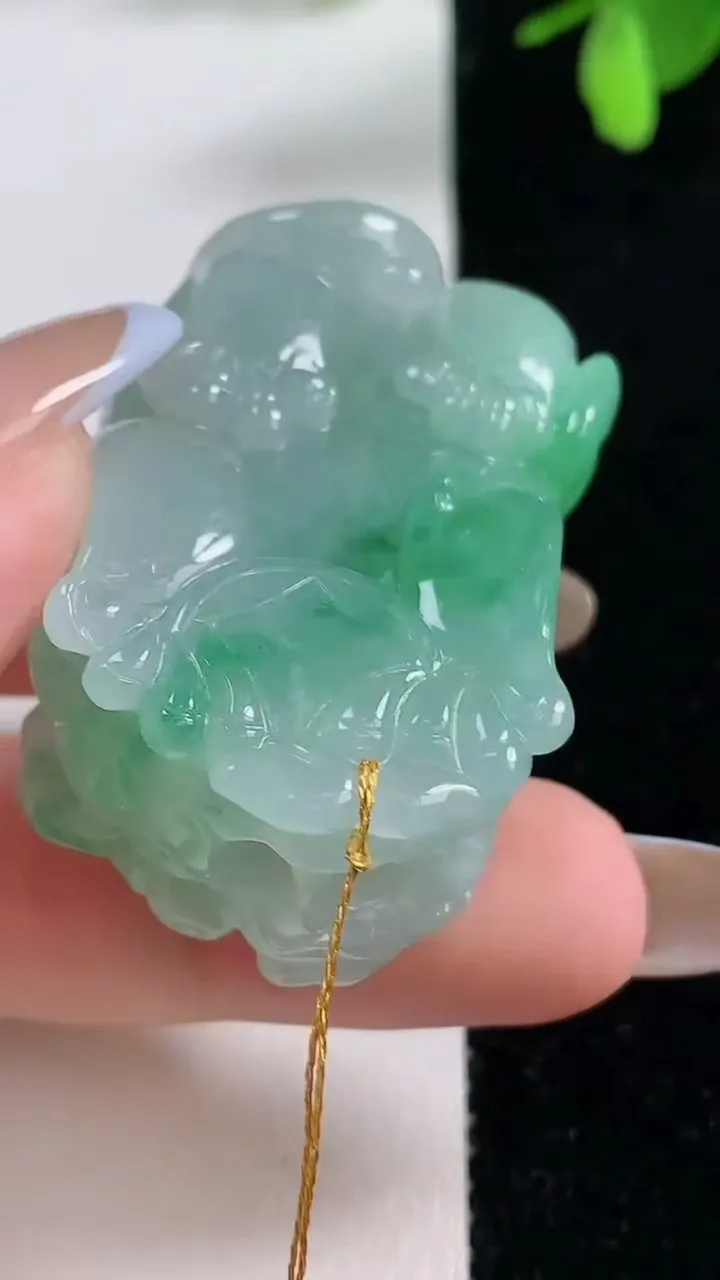 天然A货翡翠貔貅吊坠，尺寸44.5-27-19.6，重量:50.23g
11月4日