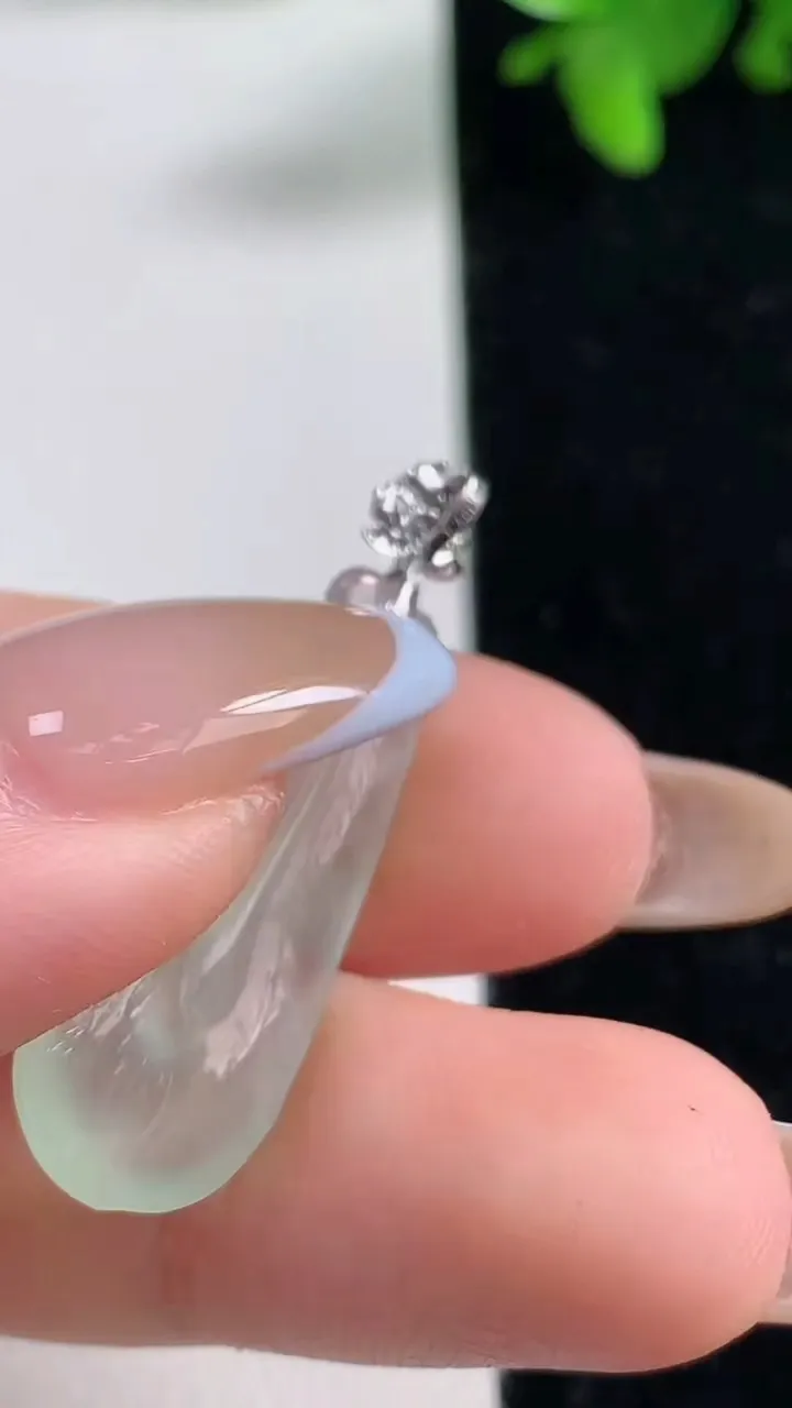 天然A货翡翠羽毛吊坠，尺寸29-11.6-4.4，重量:2.82g
11月4日