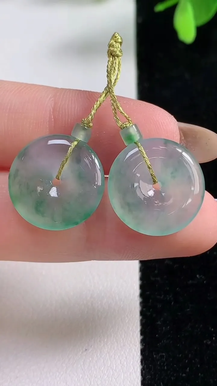 天然A货翡翠冰种飘花平安扣吊坠一对，尺寸17-3，重量:4.27g
11月4日