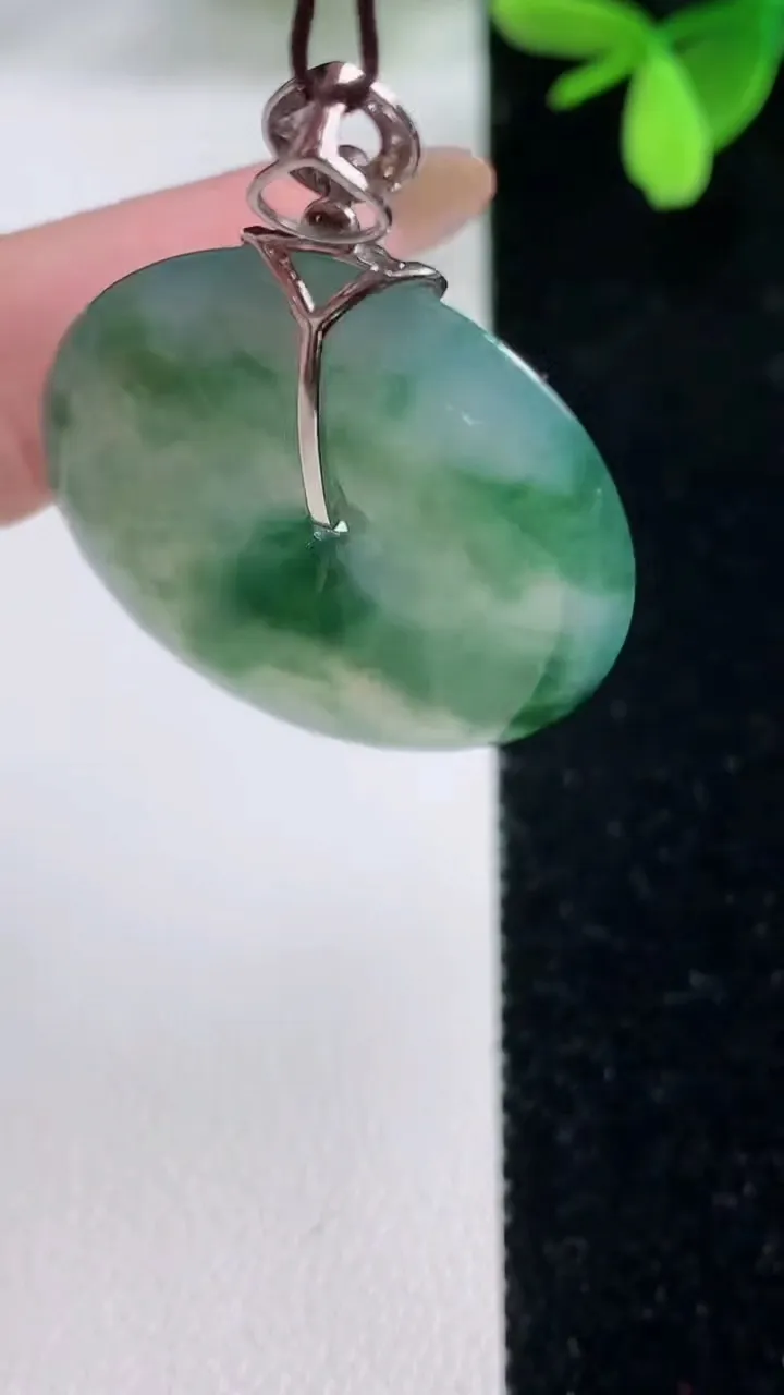 天然A货翡翠种飘花平安扣吊坠，尺寸28-4.6，重量:8.18g
11月4日