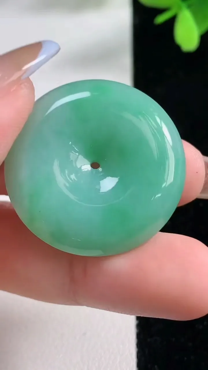 天然A货翡翠平安扣吊坠，尺寸30-6.6，重量:12.60g
11月4日