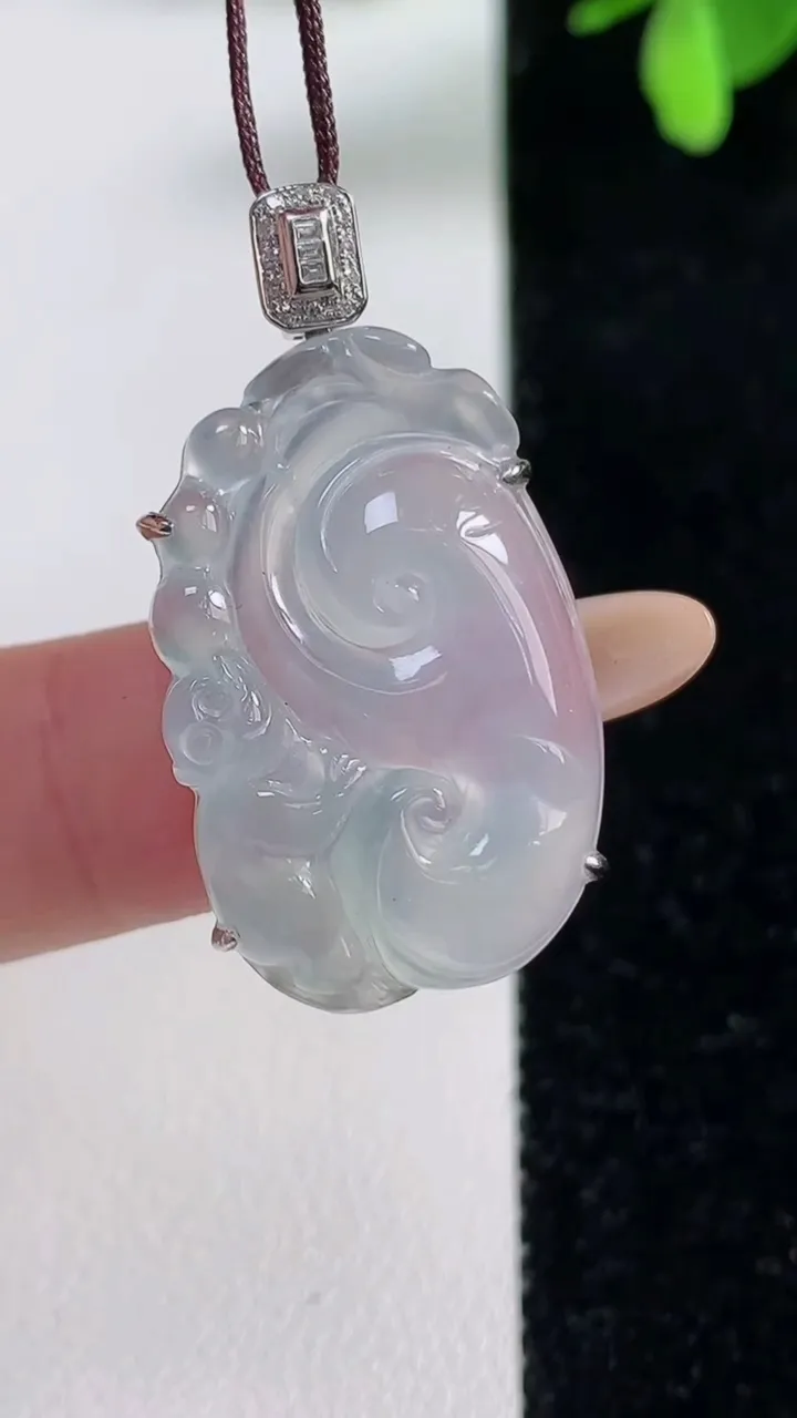 天然A货翡翠种白冰如意吊坠，尺寸27.5-17.4-6.8，重量:5.63g
11月4日