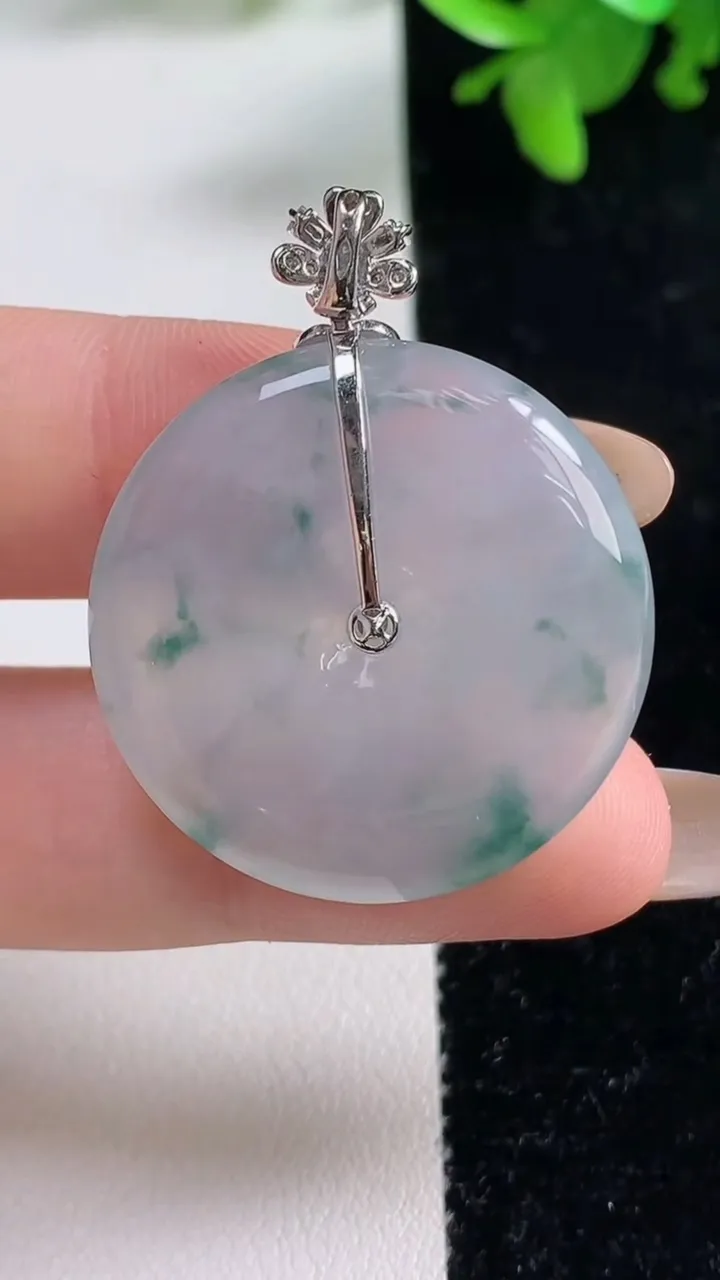 天然A货翡翠种飘花平安扣吊坠，尺寸29.2-5.4，重量:10.84g
11月4日