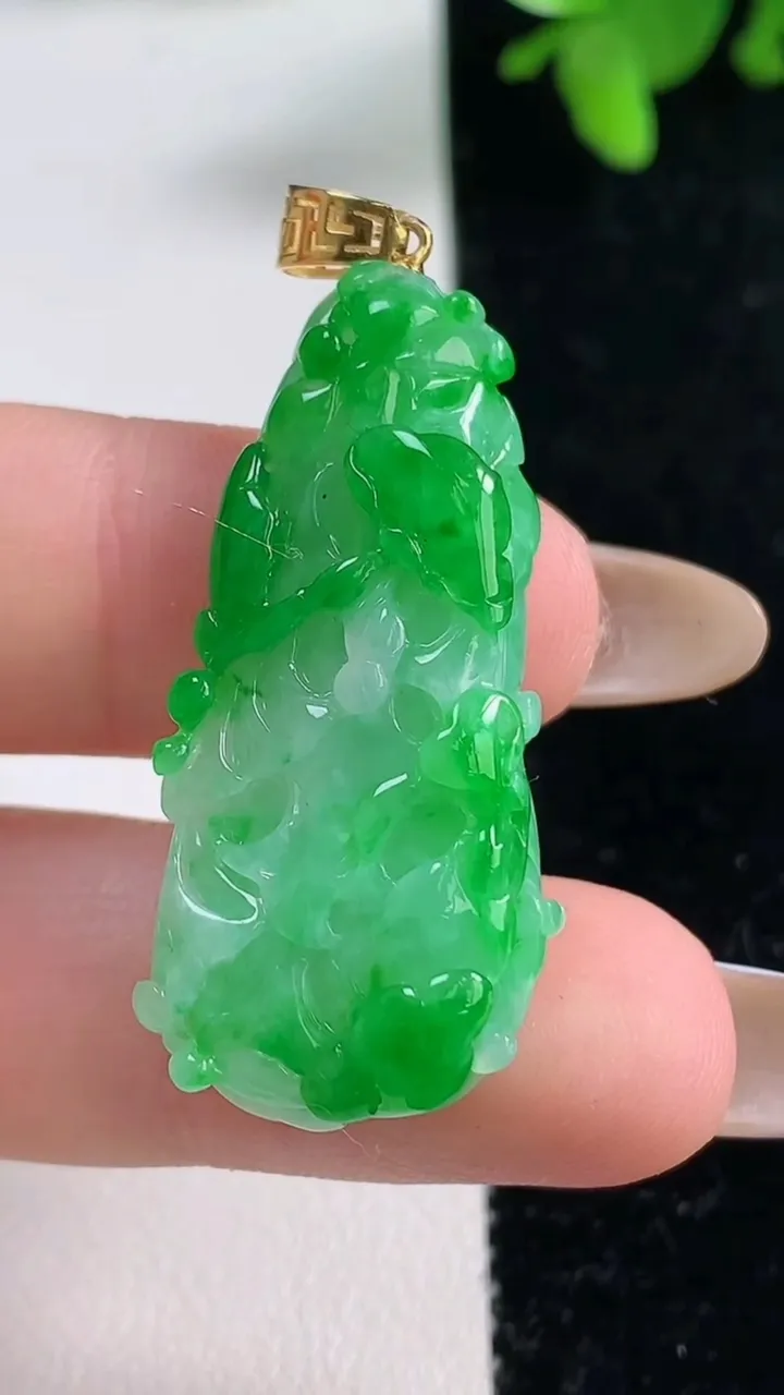 天然A货翡翠白菜吊坠，尺寸35.6-16-8.3，重量:8.10g
11月4日