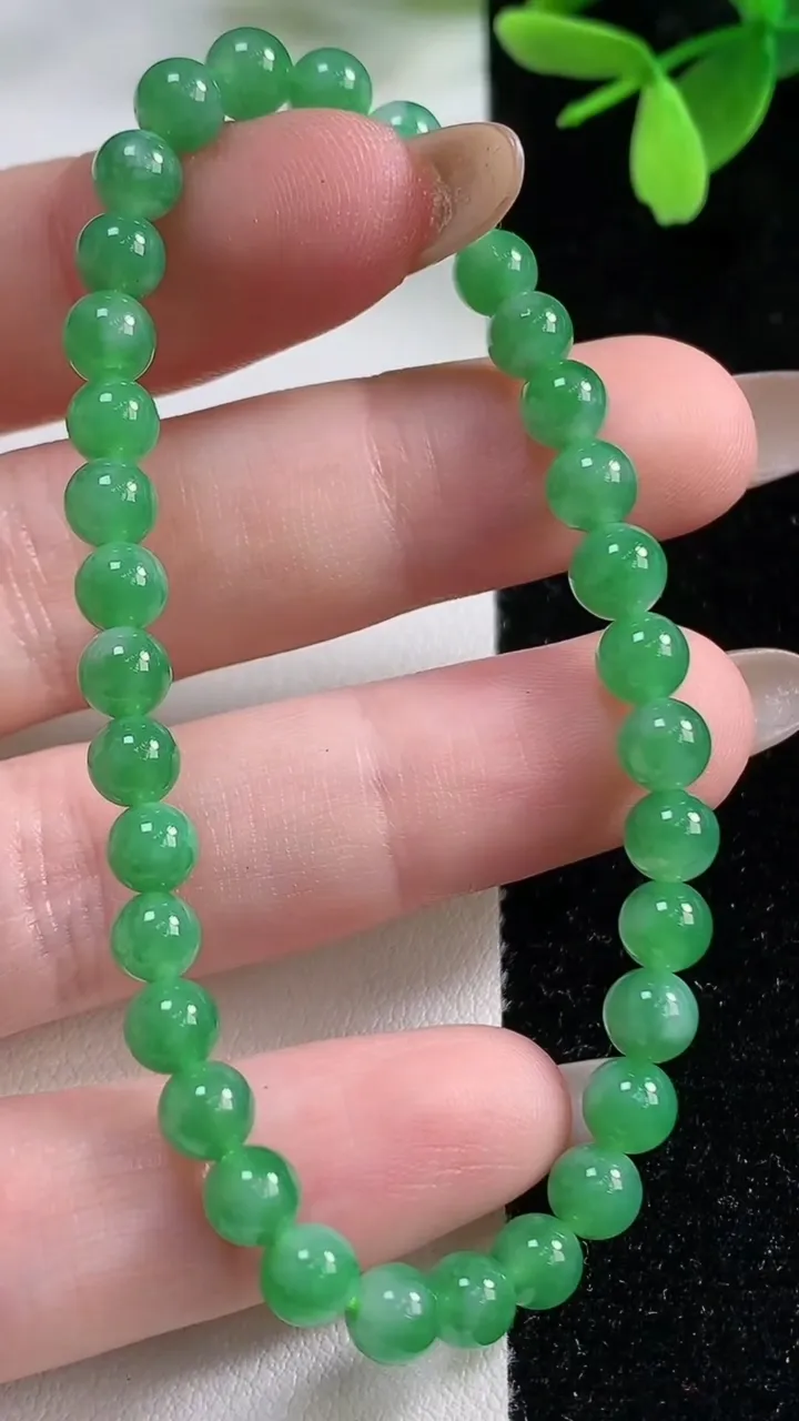 天然A货翡翠圆珠手串，尺寸5.1-34颗，重量:8.53g11月4日
工厂直销收藏佳品,种好水足，色泽均匀，有种有色，上手高大气！