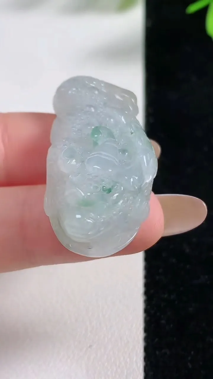 天然A货翡翠飘花金蟾吊坠，尺寸41.2-19.5-10.6，重:14.59g
11月4日