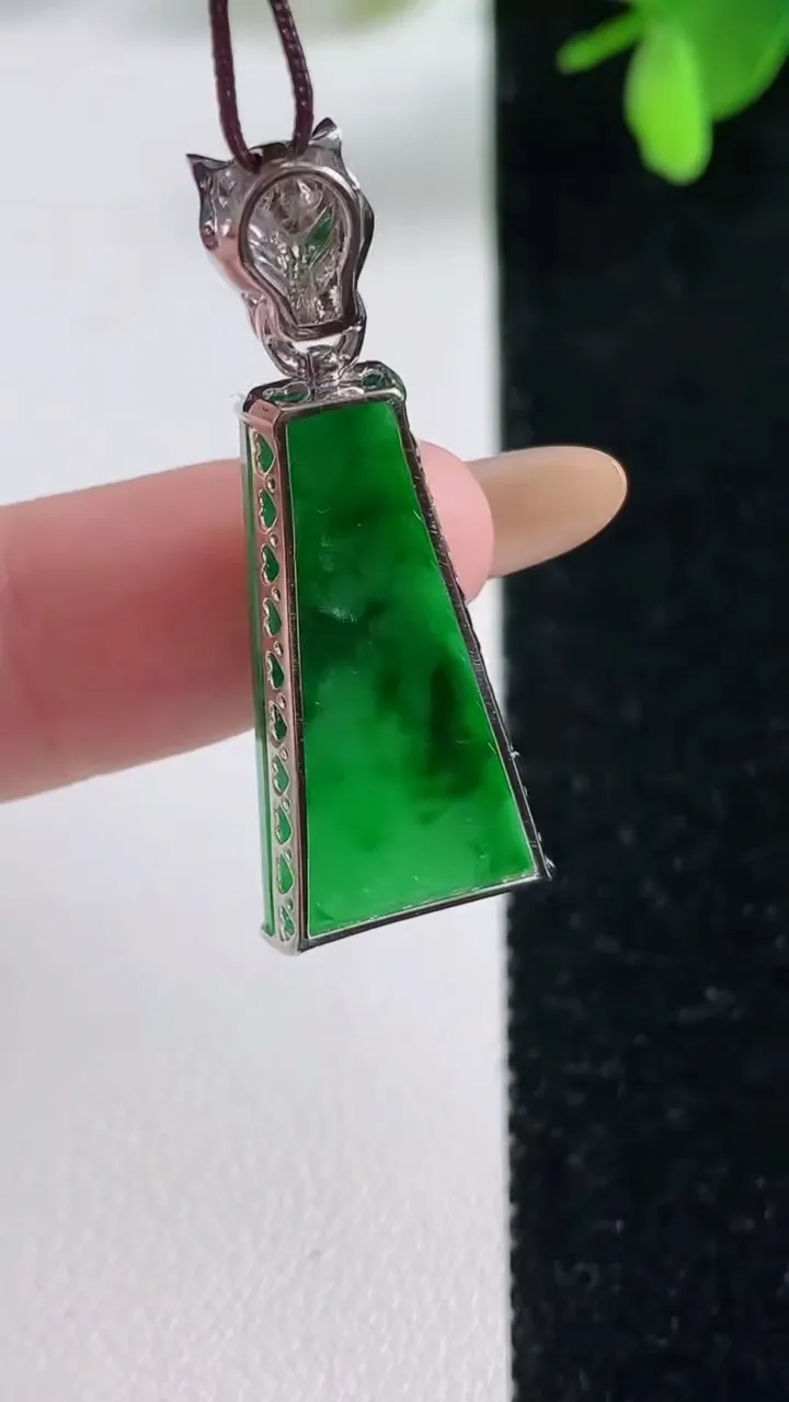 天然A货翡翠无事牌吊坠，尺寸24.6-11.7-4.5，重量:4.00g
11月4日