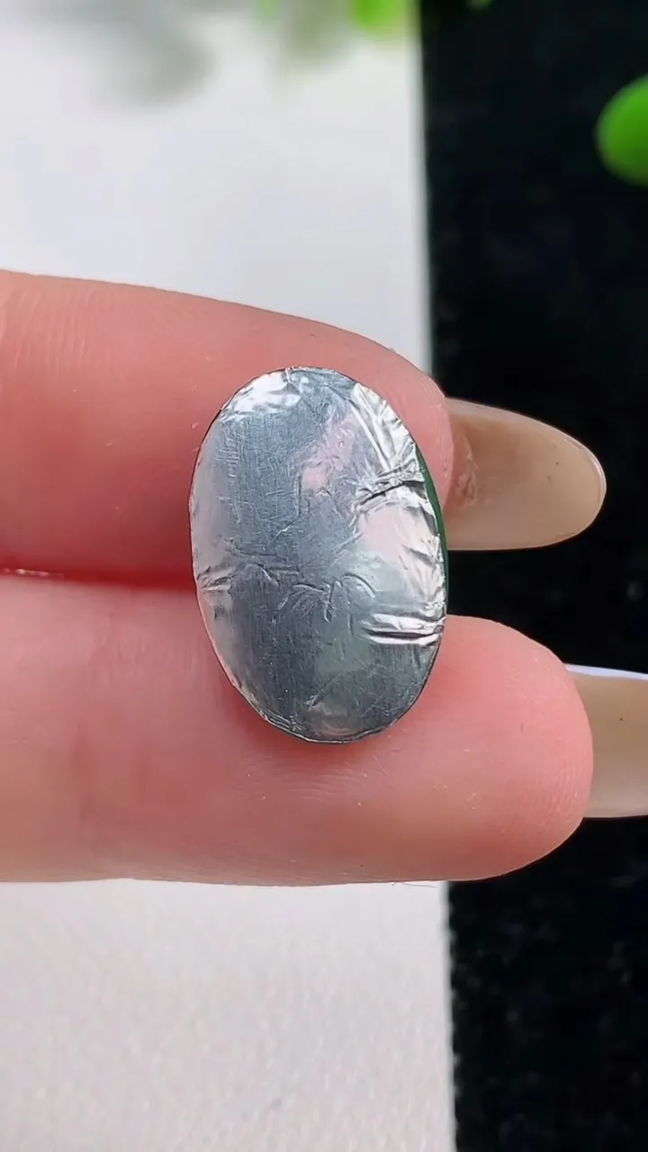 天然A货翡翠蛋面镶嵌件，尺寸18-12.2-5.2，重:1.94g
11月4日