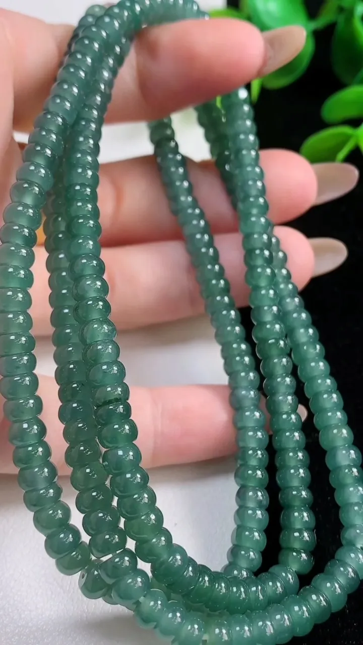 天然A货翡翠蓝水算盘珠项链231颗，尺寸5.3，重:44.33g
11月4日
