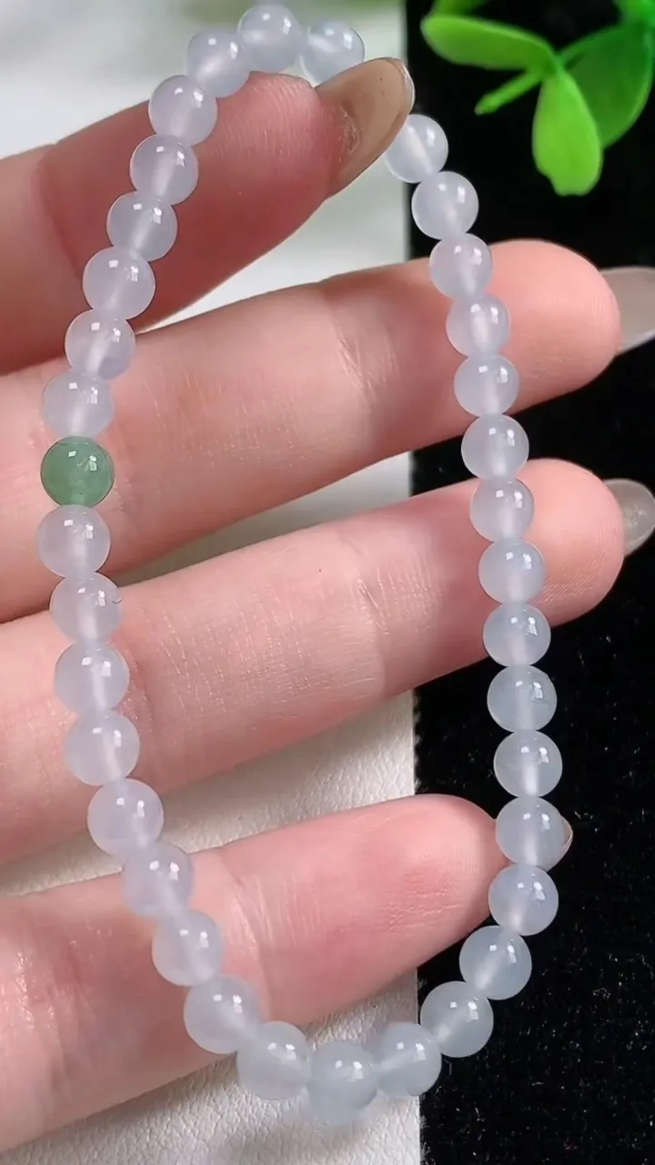 天然A货翡翠种白冰圆珠手串，尺寸4.8-37颗，重量:7.43g11月4日
工厂直销收藏佳品,种好水足，色泽均匀，有种有色，上手高大气！