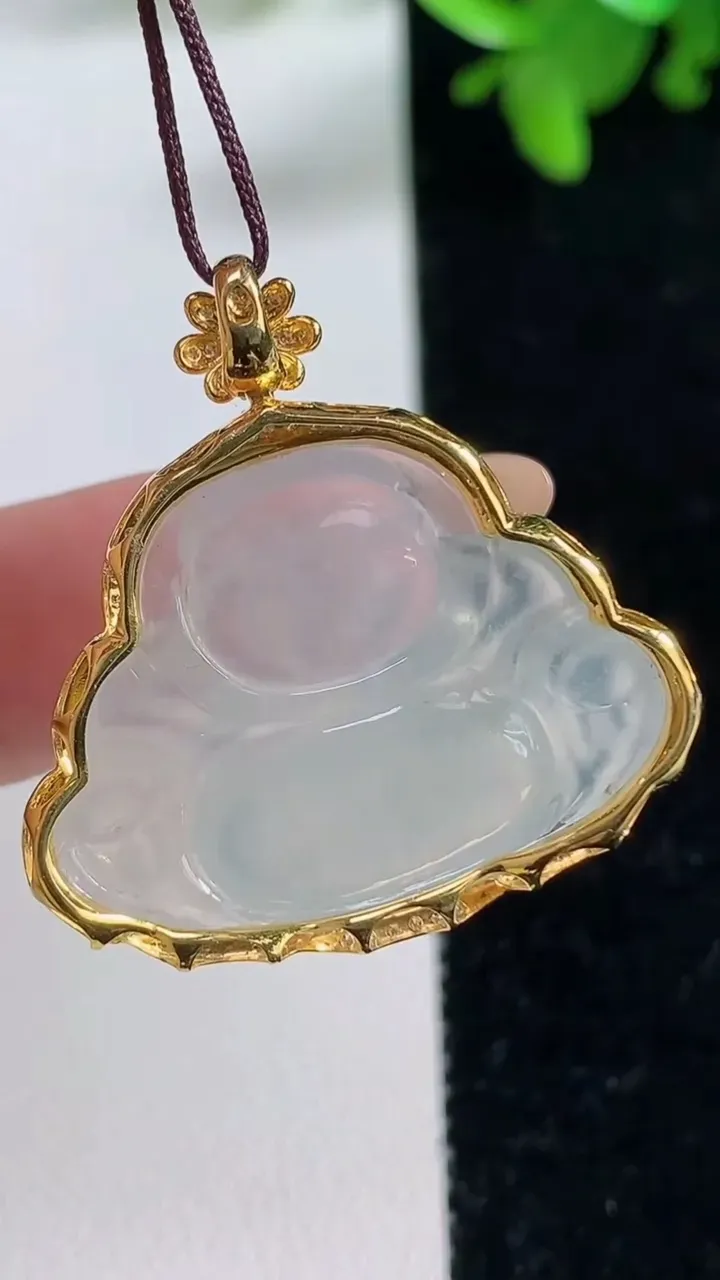 天然A货翡翠种白冰佛公吊坠，尺寸30.5-30.2-8.4，裸石20.8-27.8重量:5.72g
11月4日