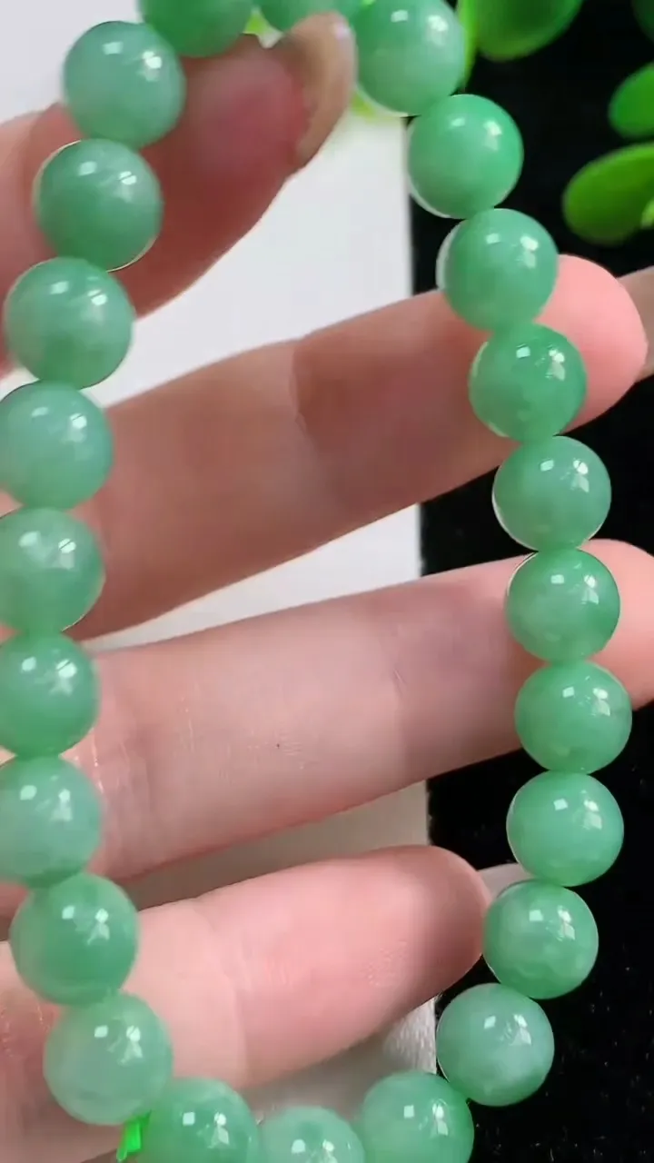 天然A货翡翠圆珠手串，尺寸7.8-24颗，重:20.98g11月4日
工厂直销收藏佳品,种好水足，色泽均匀，有种有色，上手高大气！