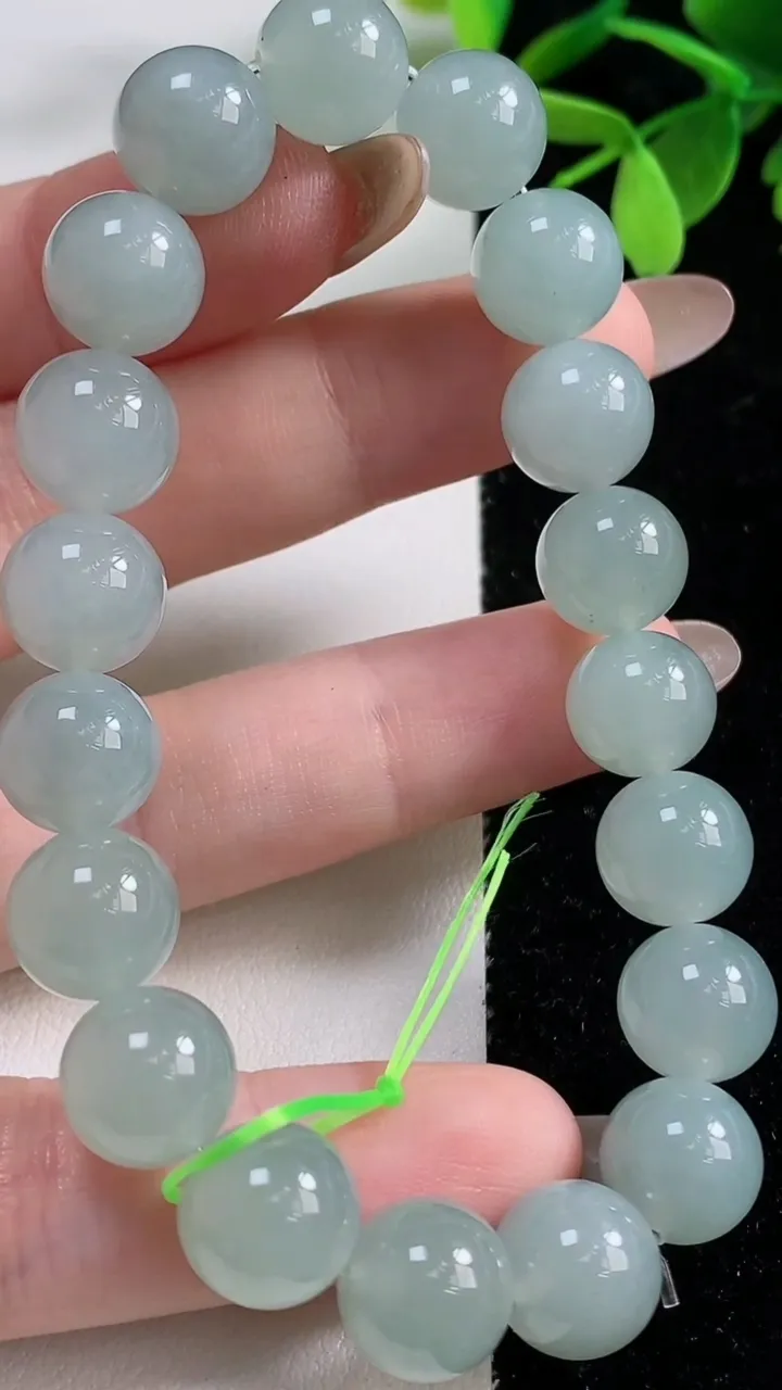 天然A货翡翠圆珠手串，尺寸10.2-19颗，重量:35.82g11月4日
工厂直销收藏佳品,种好水足，色泽均匀，有种有色，上手高大气！