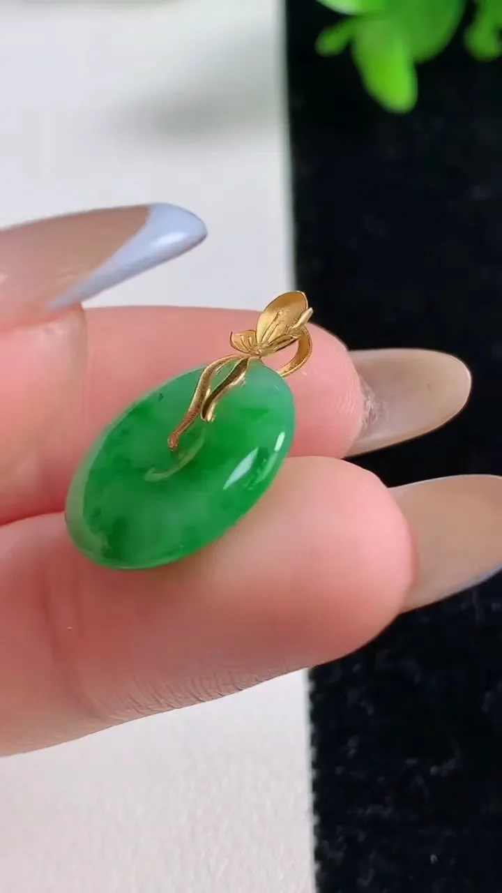 天然A货翡翠平安扣吊坠，尺寸17-3.3，重量:2.25g
11月4日