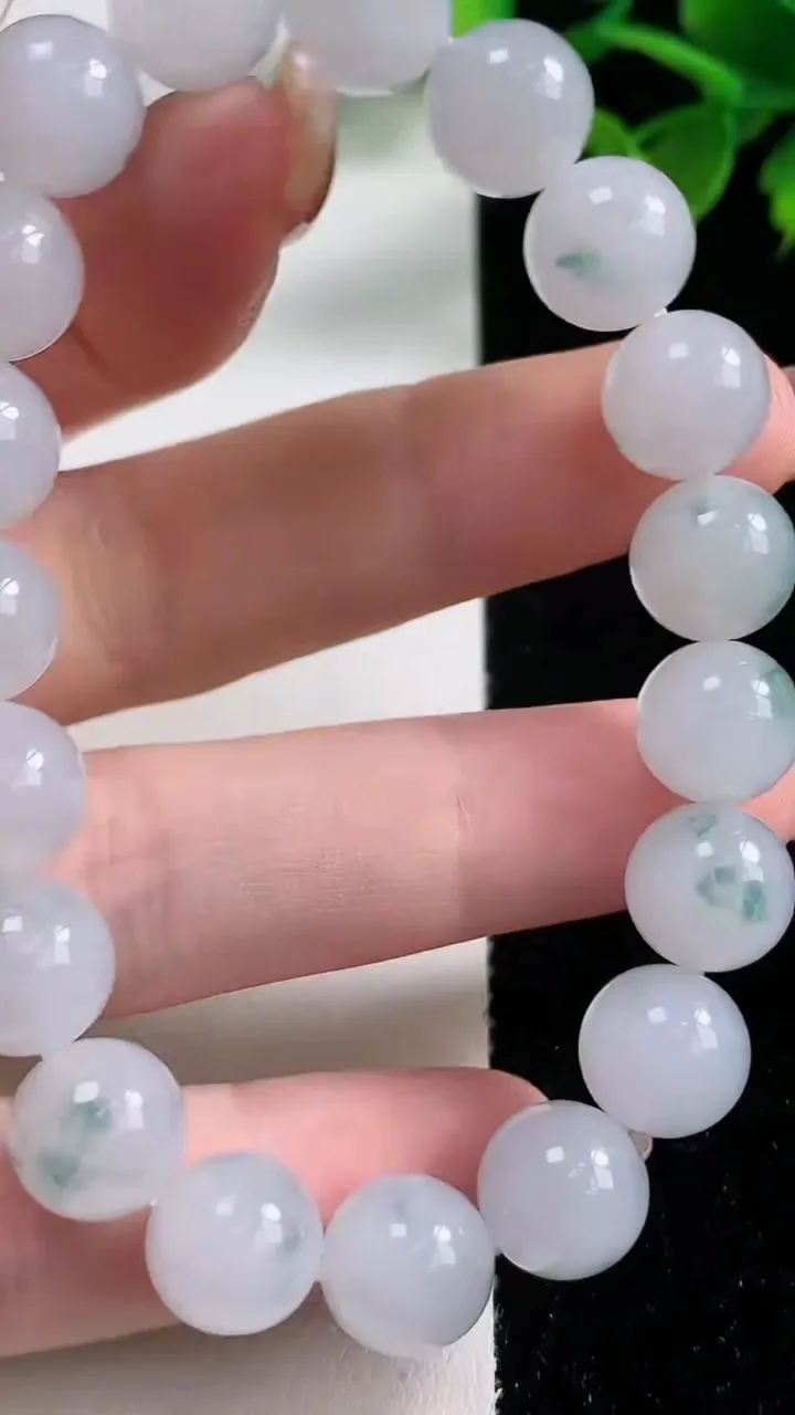 天然A货翡翠飘花圆珠手串，尺寸10-19颗，重量:32.75g11月4日
工厂直销收藏佳品,种好水足，色泽均匀，有种有色，上手高大气！