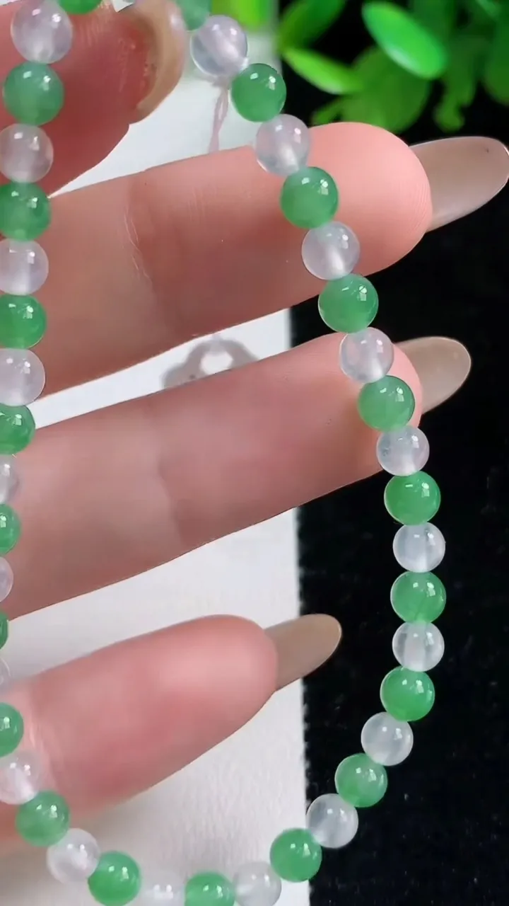 天然A货翡翠圆珠手串，尺寸4.8-42颗，重量:6.47g11月4日
工厂直销收藏佳品,种好水足，色泽均匀，有种有色，上手高大气！