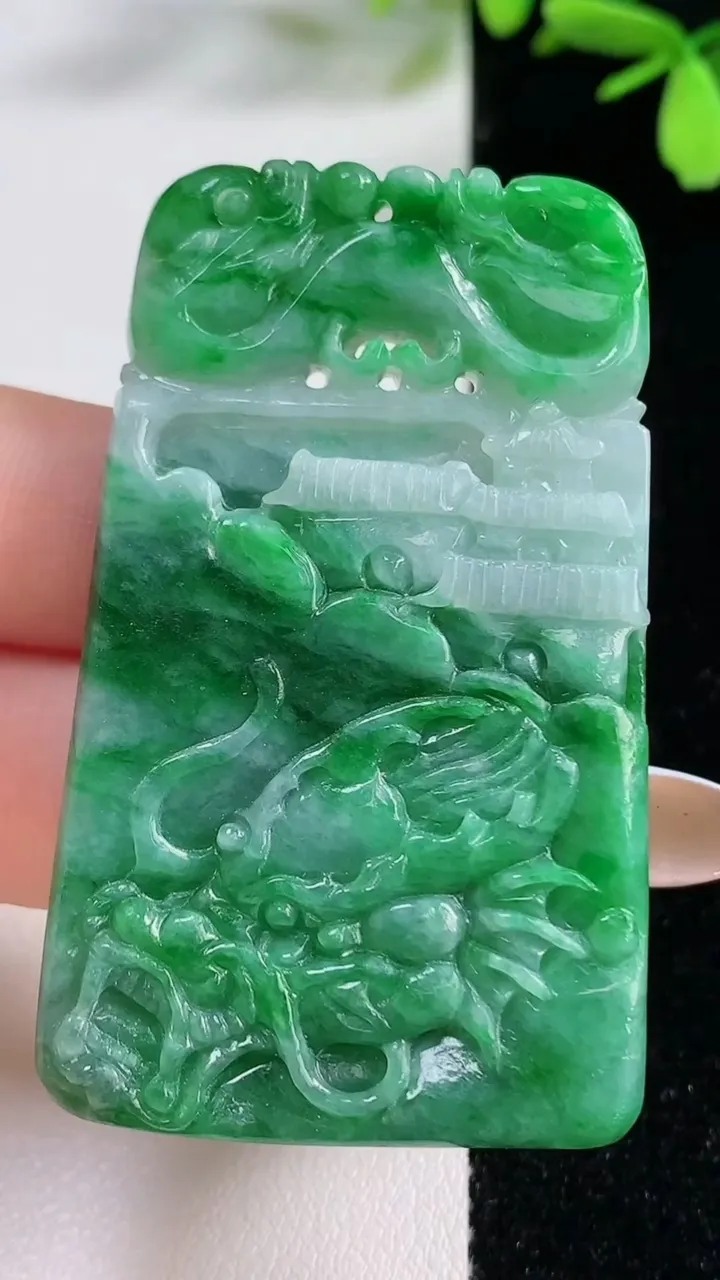 天然A货翡翠仿古牌吊坠，尺寸56.7-33.6-6.7，重:27.48g
11月4日