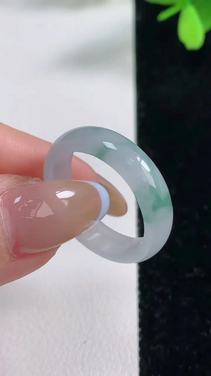 天然A货翡翠冰种飘花指环戒指，尺寸19.5-5.4-2.5，重量:3.00g2025年11月4日
工厂直销收藏佳品,种好水足，色泽均匀，有种有色，上手高大气！