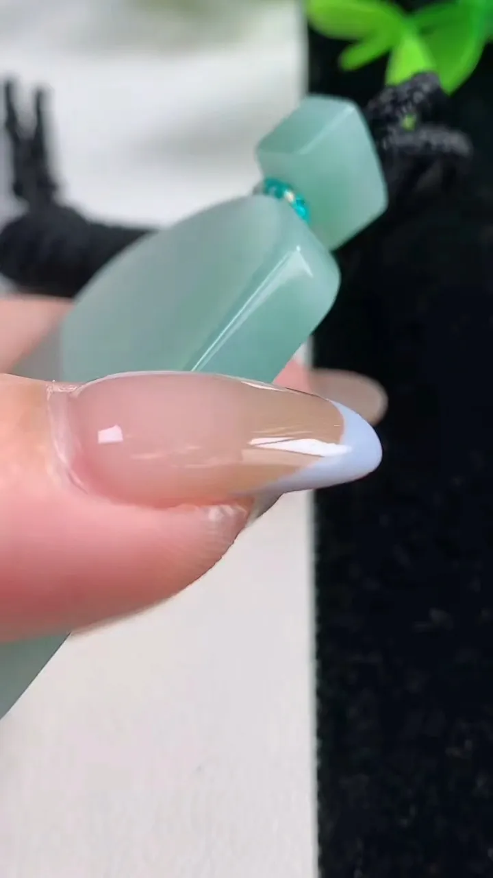 天然A货翡翠无事牌吊坠，尺寸52.6-36.8-5.6，重量:37.91g
11月4日