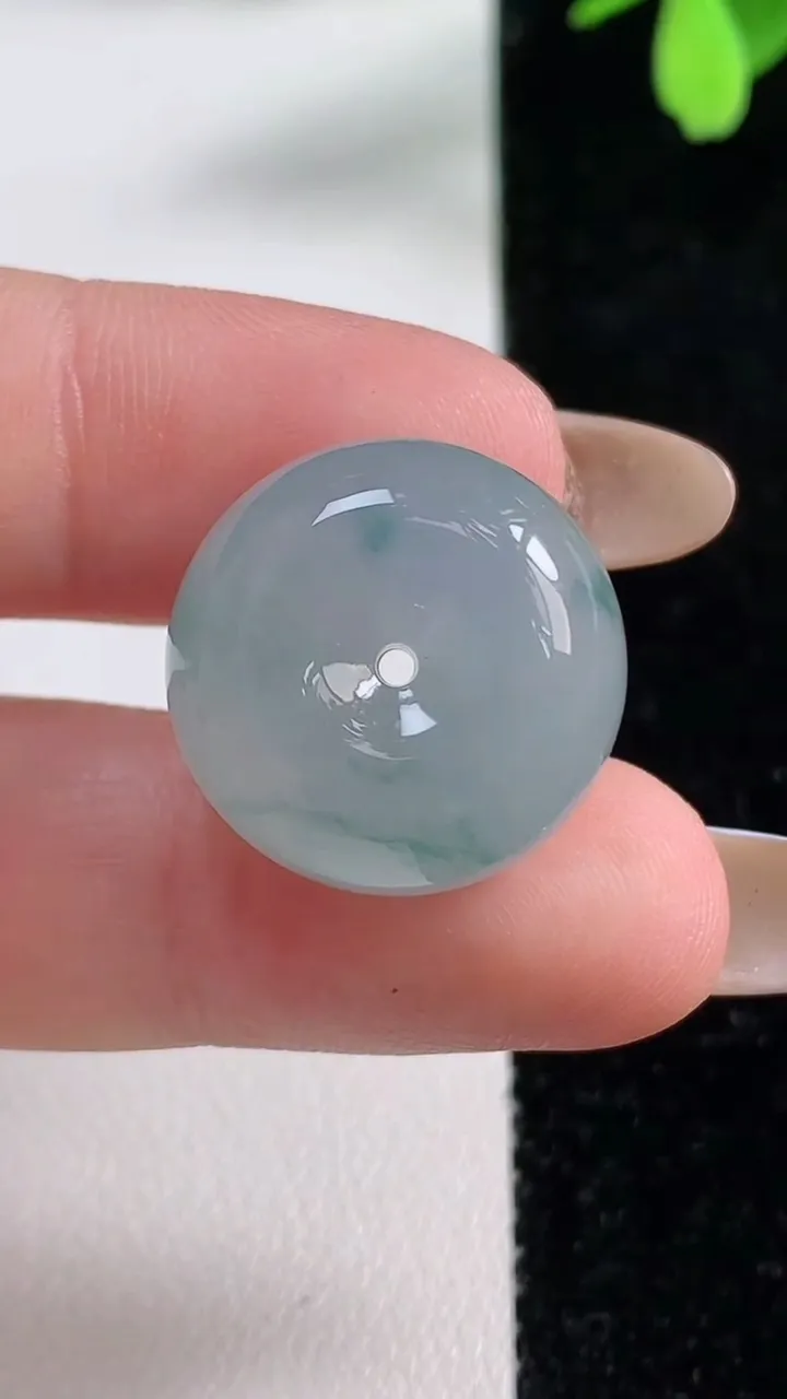 天然A货翡翠冰种飘花路路通吊坠，尺寸19.3-11.5，重量:9.11g
11月4日