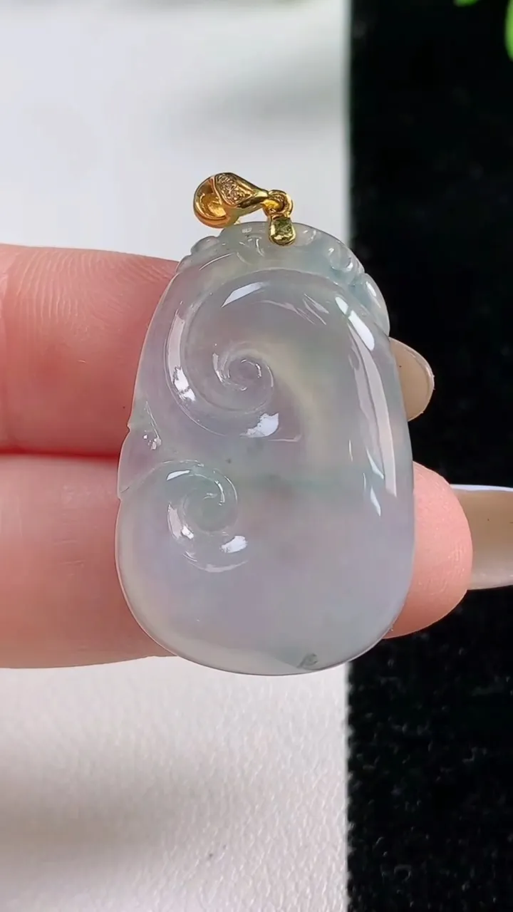 天然A货翡翠飘花如意吊坠，尺寸30.2-20.6-4.1，重:5.50g
11月4日