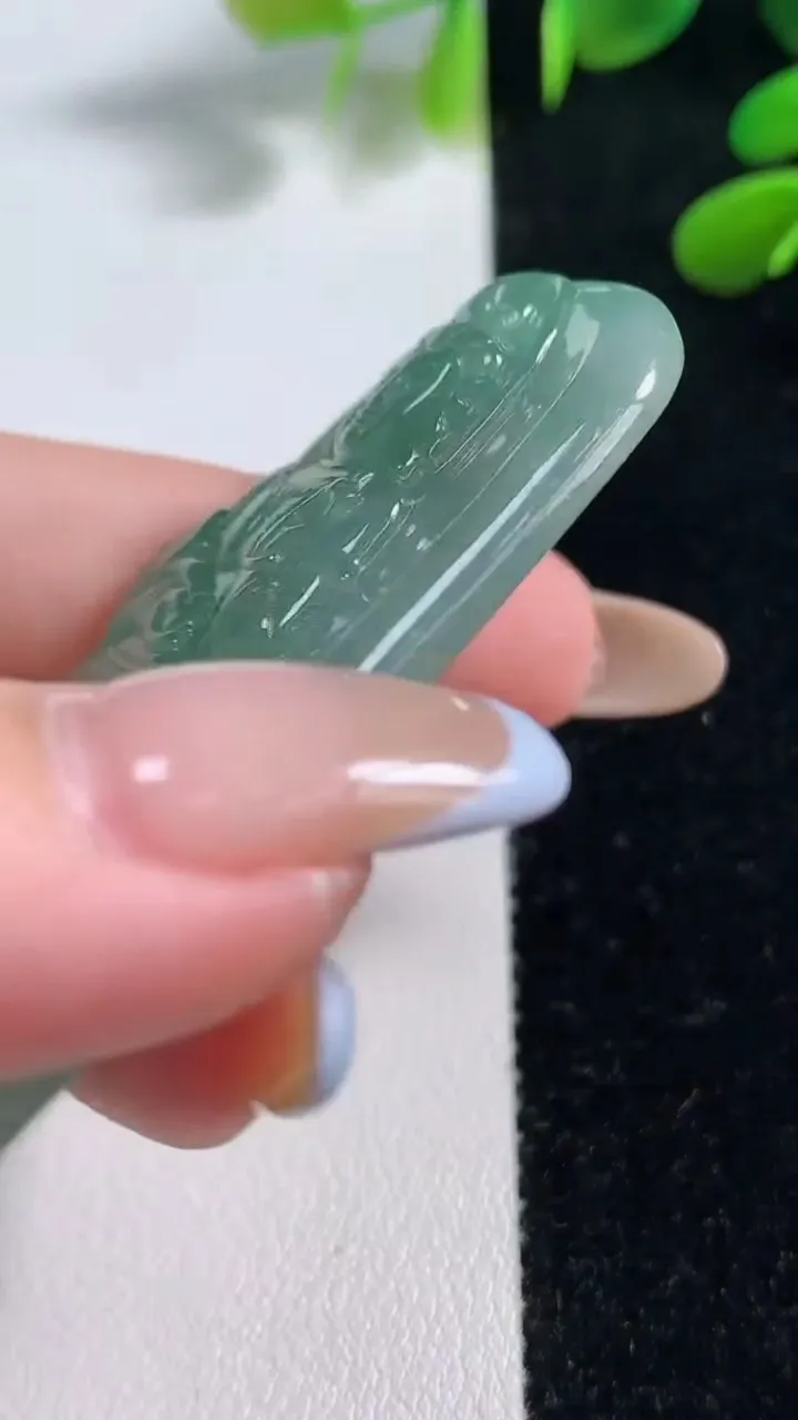 天然A货翡翠大势至菩萨吊坠，尺寸65.5-35-6，重:30.04g
11月4日