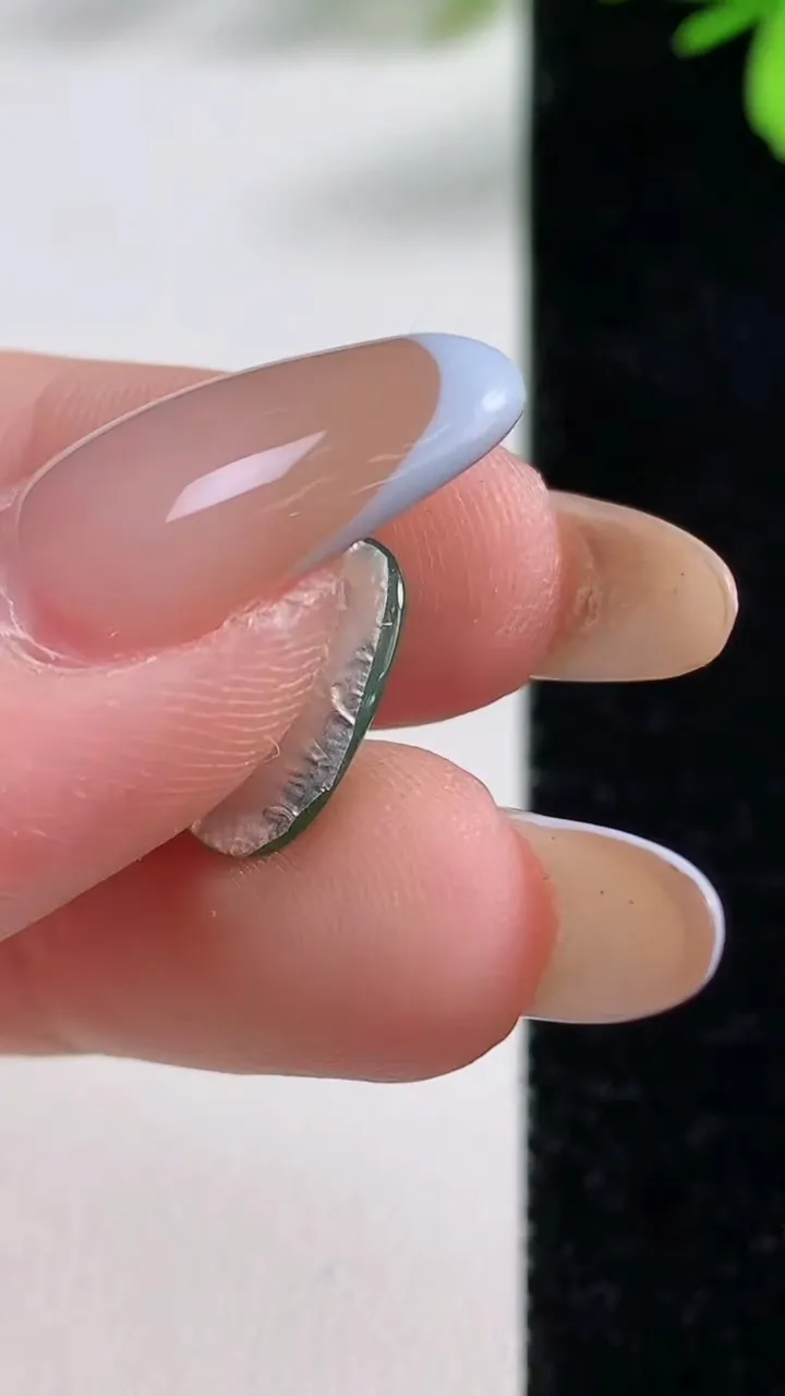 天然A货翡翠蛋面镶嵌件，尺寸13.6-7.5-4，重:0.75g
11月4日