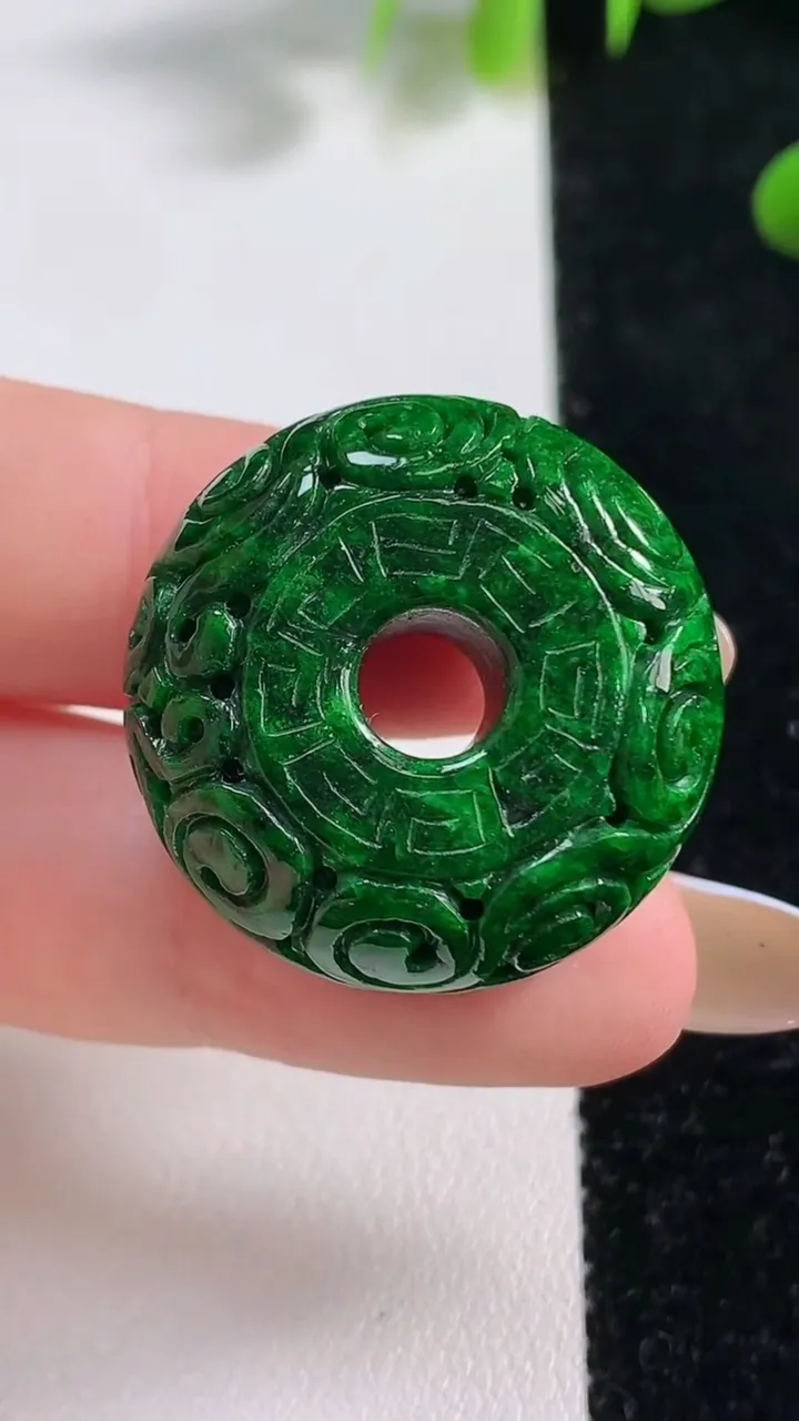 天然A货翡翠雕花路路通吊坠，尺寸27.1-11.9，重:17.59g
11月4日