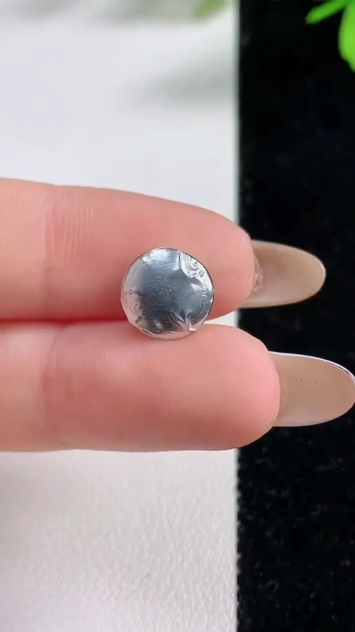 天然A货翡翠蛋面镶嵌件，尺寸9.6-9.3-4.5，重:0.68g
11月4日