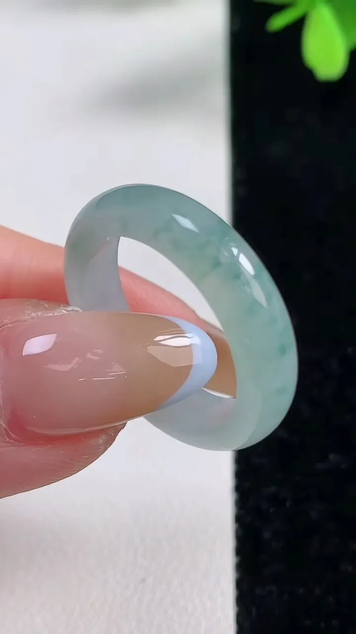 天然A货翡翠冰种飘花指环戒指，尺寸16.9-5.2-3，重量:3.81g2025年11月4日
工厂直