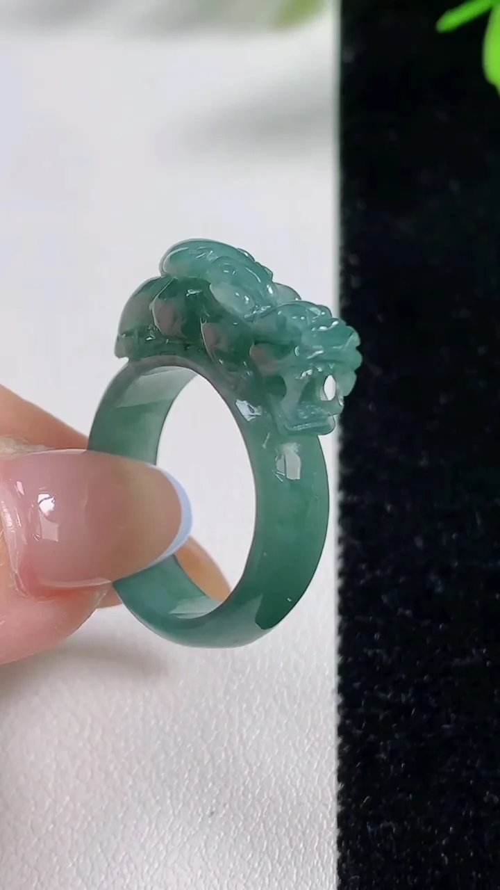 天然A货翡翠貔貅指环扳指，尺寸19.2，重:5.70g2025年11月4日
工厂直销收藏佳品,种好水足，色泽均匀，有种有色，上手高大气！