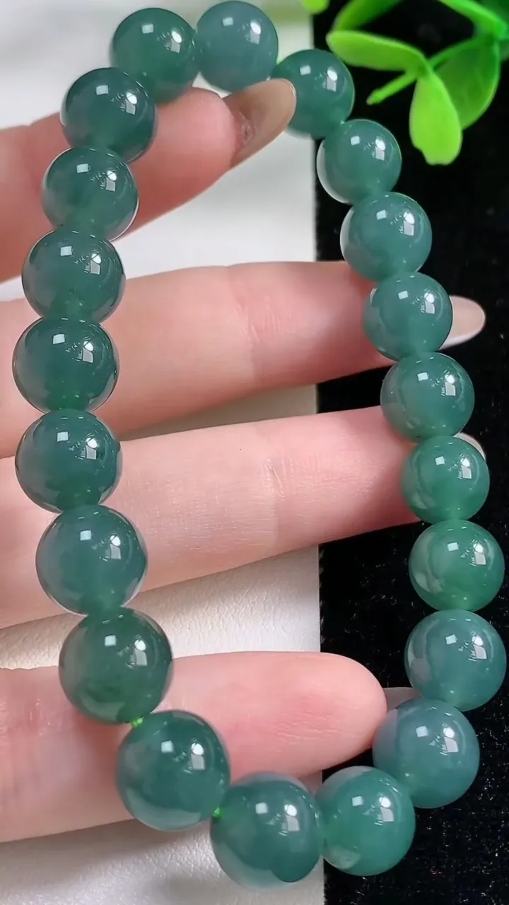 天然A货翡翠圆珠手串，尺寸9.6-21颗，重量:33.40g11月4日
工厂直销收藏佳品,种好水足，色泽均匀，有种有色，上手高大气！