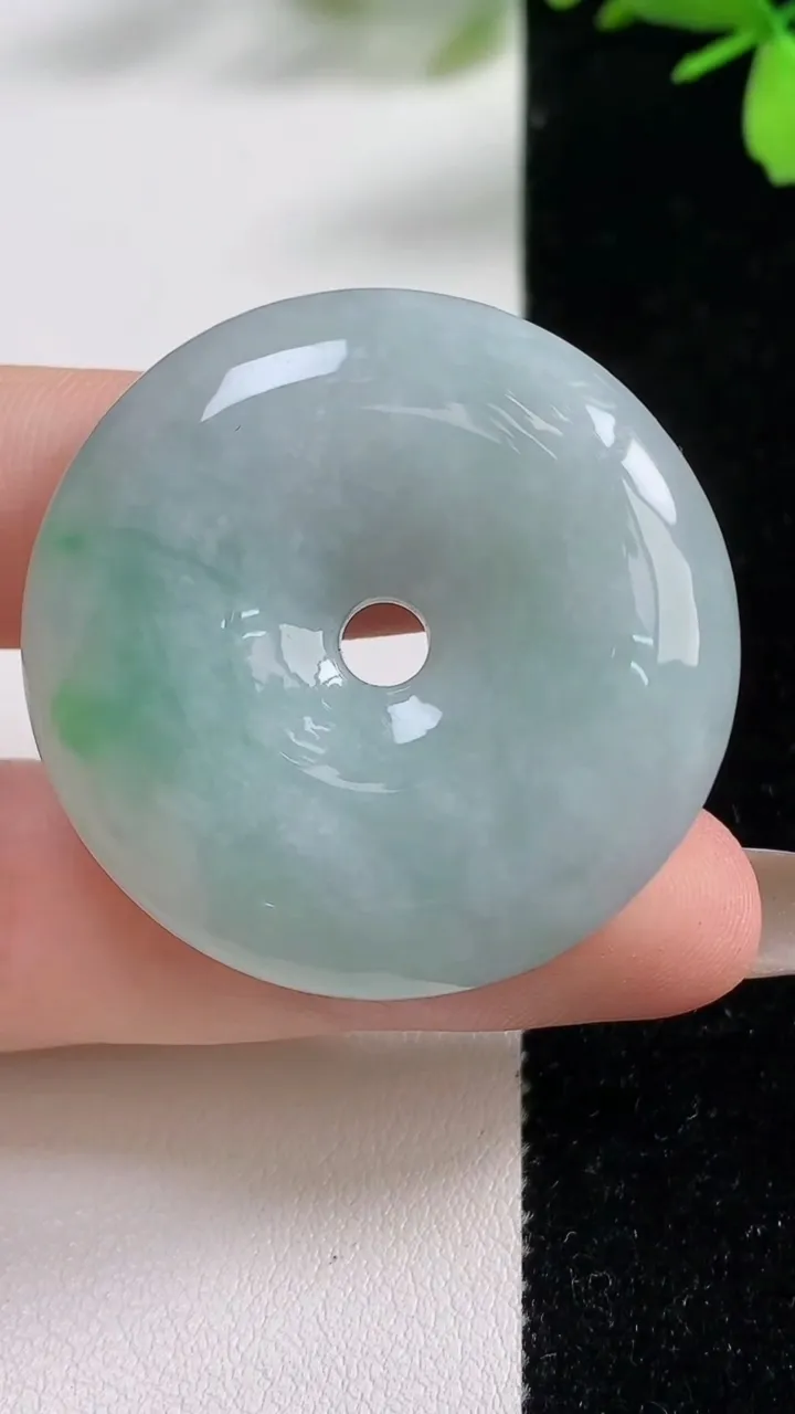 天然A货翡翠平安扣吊坠，尺寸38.2-8.2，重:24.23g
11月4日