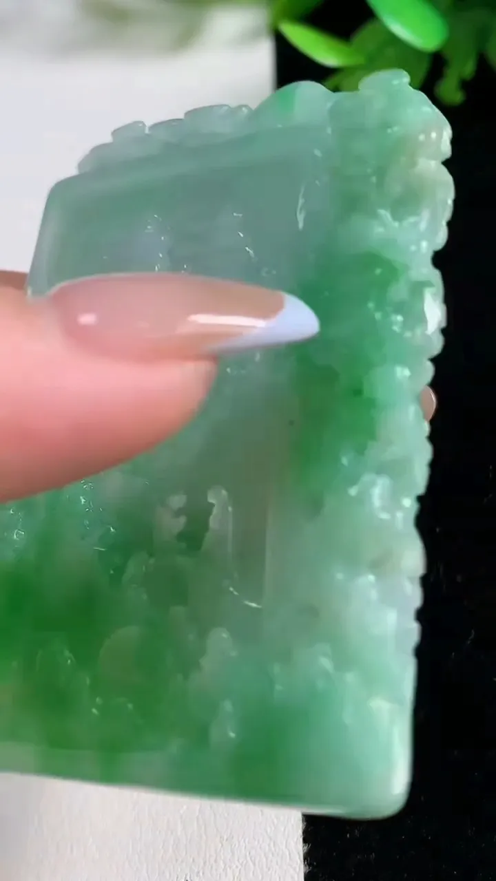 天然A货翡翠山水牌吊坠，尺寸59-44.3-5.3，重量:36.69g
11月4日