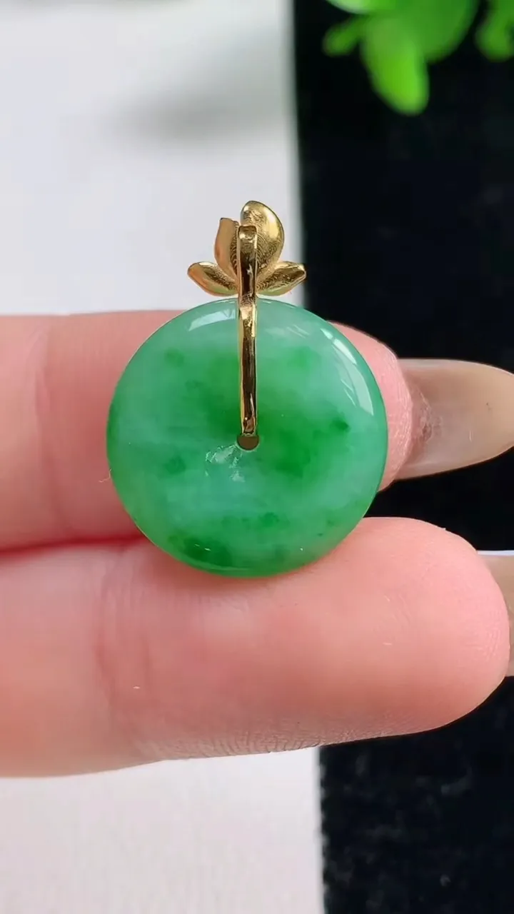 天然A货翡翠平安扣吊坠，尺寸17-3.3，重量:2.25g
11月4日
