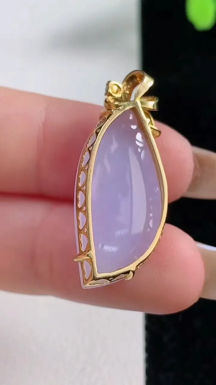 天然A货翡翠18K金紫罗兰随形吊坠，尺寸26.3-12.6-9.5，重量:4.75g
11月4日