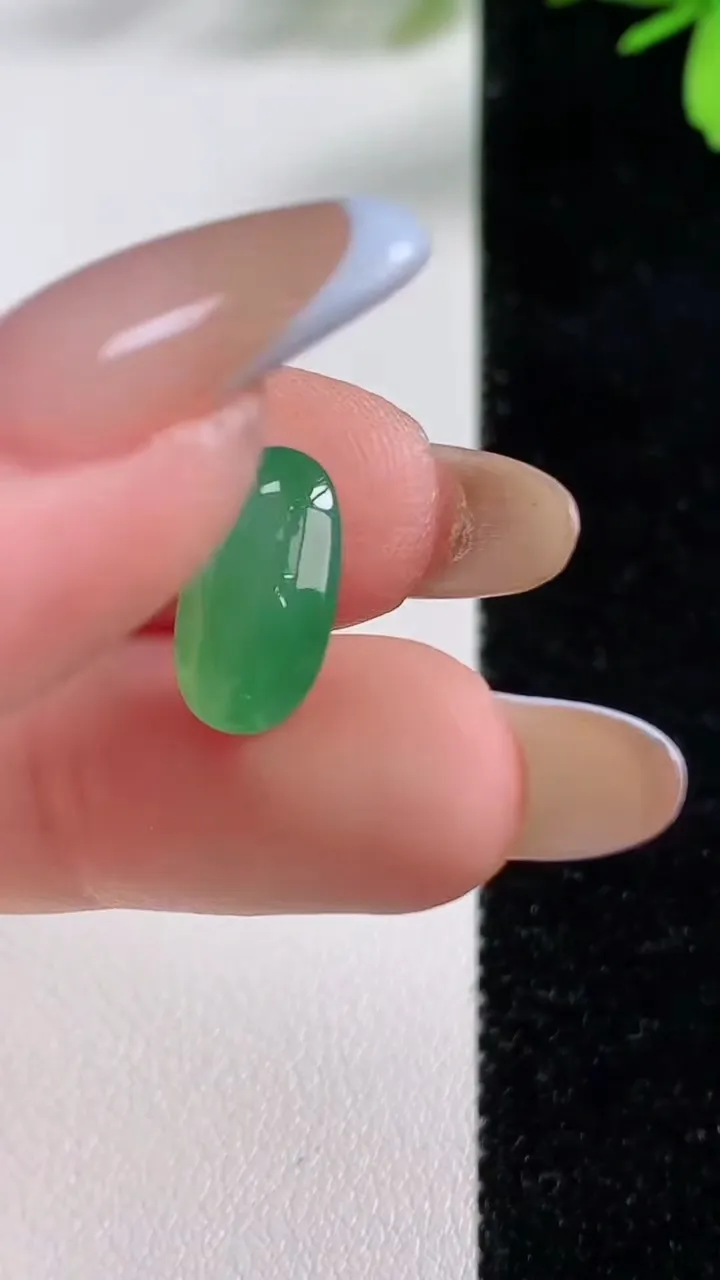 天然A货翡翠蛋面镶嵌件，尺寸13.6-7.5-4，重:0.75g
11月4日