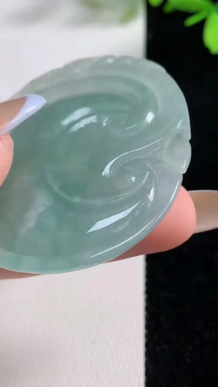 天然A货翡翠如意吊坠，尺寸53.2-40.7-5.4，重:21.56g
11月4日