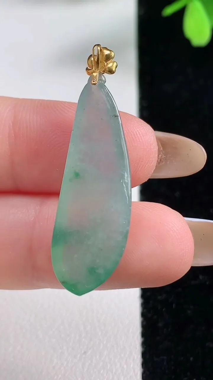 天然A货翡翠种飘花福瓜吊坠，尺寸31-10.9-5.6，重量:3.69g
11月4日