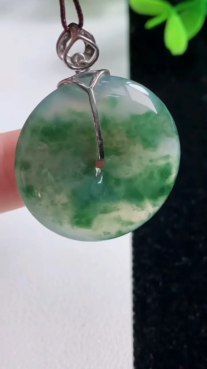 天然A货翡翠种飘花平安扣吊坠，尺寸28-4.6，重量:8.18g
11月4日