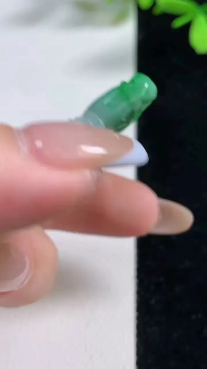 天然A货翡翠仿古牌吊坠，尺寸56.7-33.6-6.7，重:27.48g
11月4日