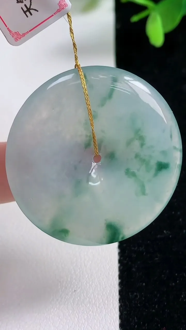 天然A货翡翠冰种飘花平安扣吊坠，尺寸38.9-5.4，重量:18.15g
11月4日