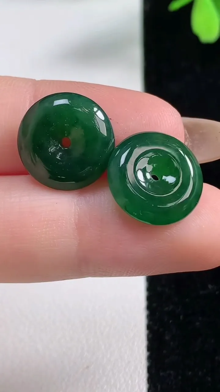 天然A货翡翠平安扣吊坠一对，尺寸14-4，重量:3.30g
11月4日