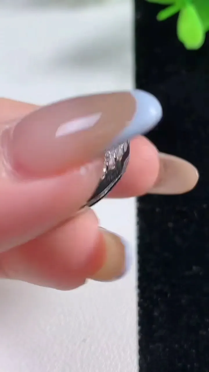 天然A货翡翠凤凰吊坠，尺寸35-30.6-10.5，裸石22.2-26.3重量:15.95g
11月