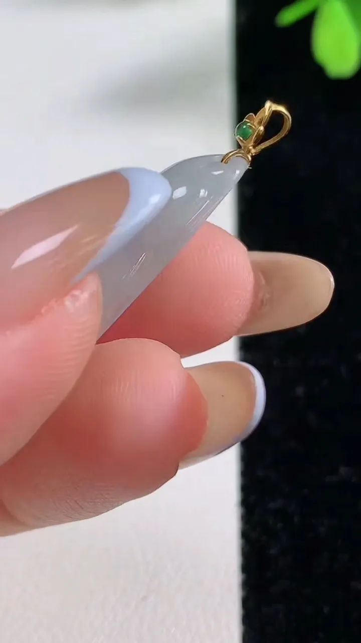 天然A货翡翠种白冰福豆吊坠，尺寸34.5-14-5.3，重量:4.43g
11月4日