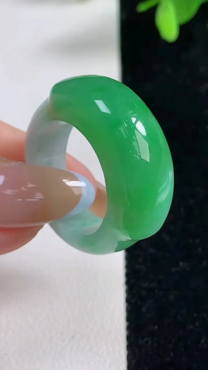 天然A货翡翠马鞍戒指 扳指，尺寸19.7-28-11-7.1，重量:11.77g2025年11月4日
工厂直销收藏佳品,种好水足，色泽均匀，有种有色，上手高大气！