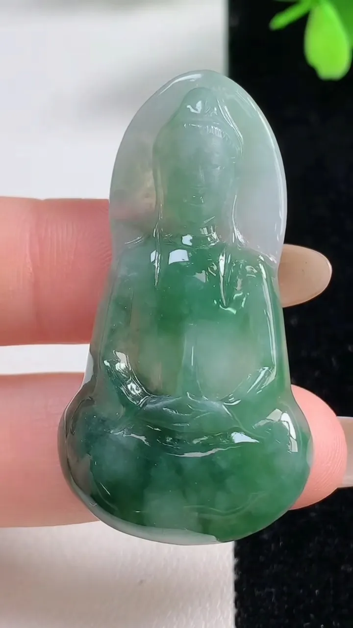 天然A货翡翠素衣观音吊坠，尺寸47.4-25.2-5.4，重量:10.50g
11月4日