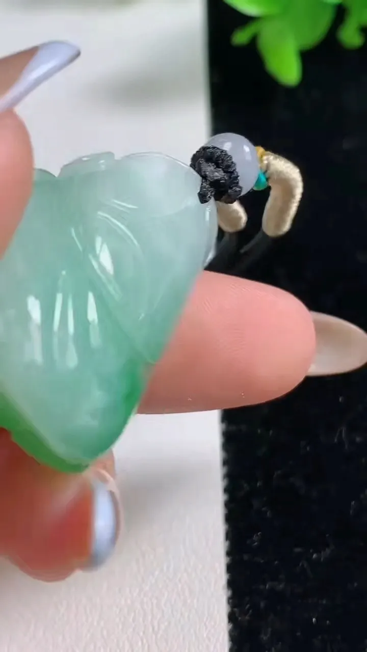 天然A货翡翠财神爷吊坠，尺寸32.6-25-17.6，重量:24.46g
11月4日