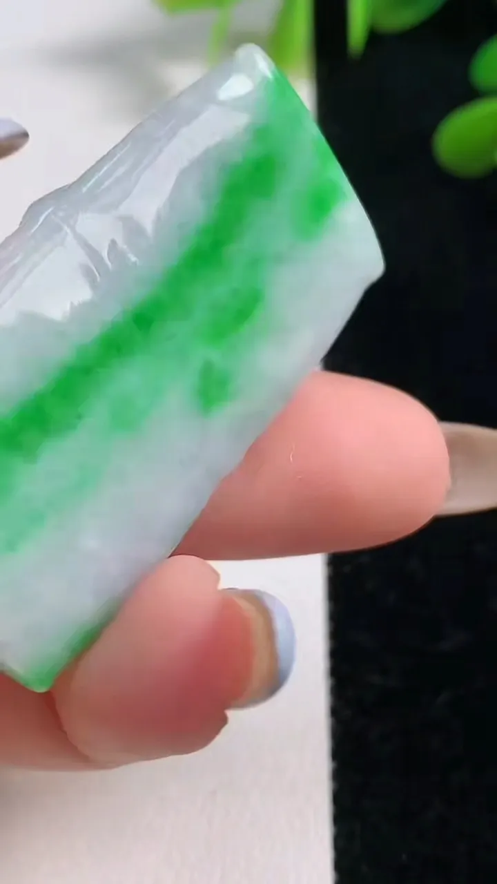 天然A货翡翠节节高升 竹节吊坠，尺寸44-25-5.5，重:16.19g
11月4日